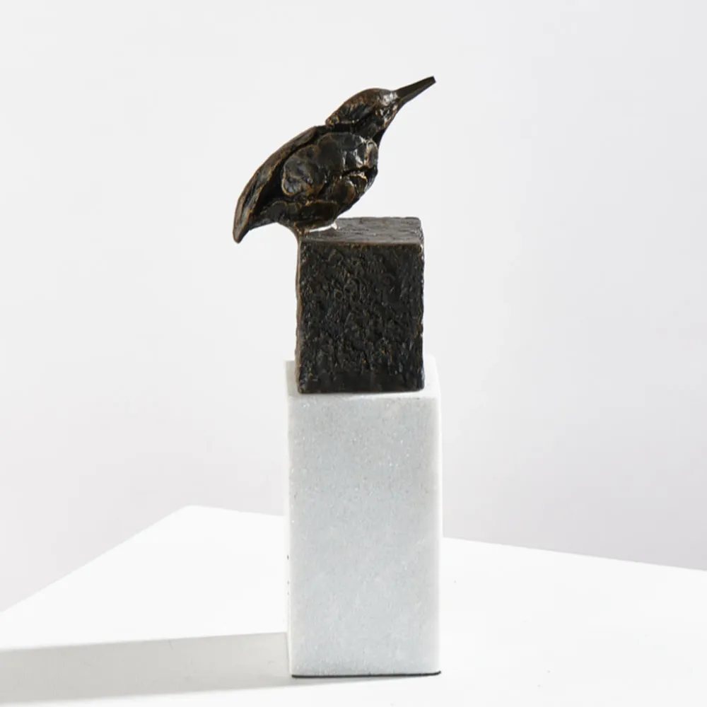 ESCULTURA BRONCE OSCURO Y BLANCO 7.5*5.5*20.5CM LUXURY LIVING