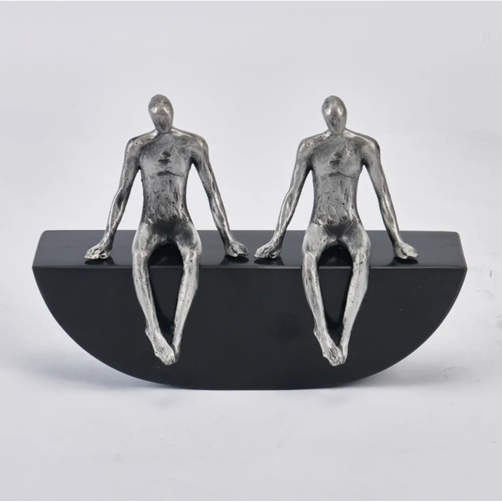 ESCULTURA NEGRA Y PLATEADA 29*20*10.5CM LUXURY LIVING