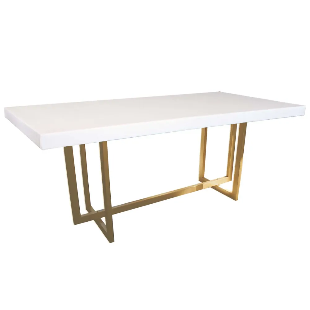 Mesa alta cubierta de lino
