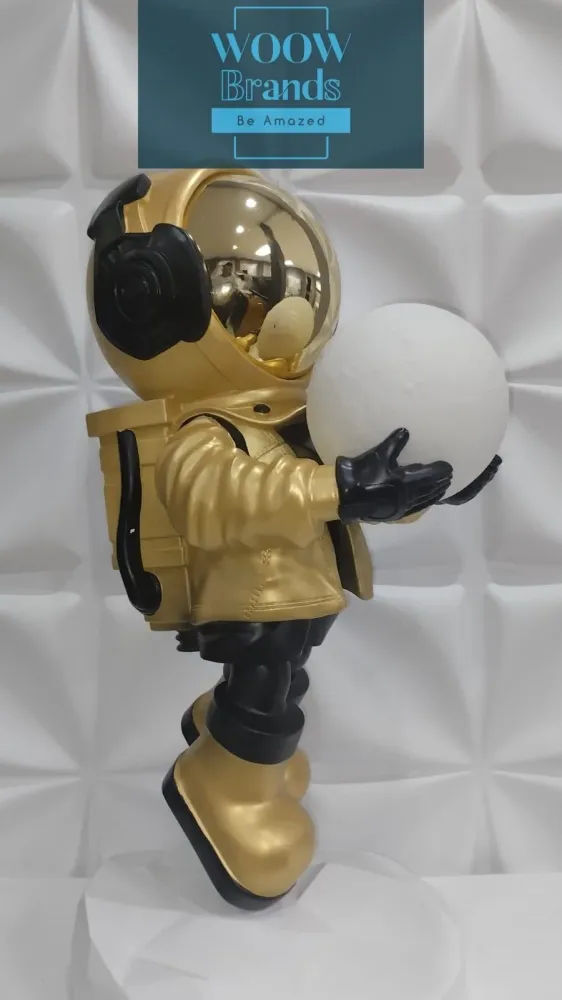 ASTRONAUTA DORADO CON BASE LUNAR, LUNA LED DE COLORES Y BOCINA BLUETOOTH Mi tienda