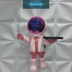 ASTRONAUTA ROSA CON BASE EN FORMA DE PLANETA Mi tienda