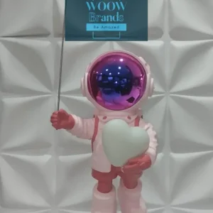 ASTRONAUTA ROSA CON BASE DE LUNA CON LUZ CORAZON Y GLOBO Mi tienda