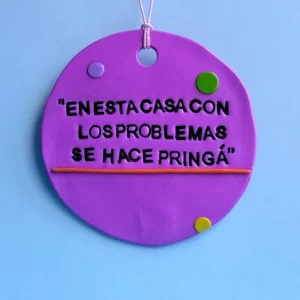 En esta casa con los problemas se hace pringá - Colgante decorativo Miauwis