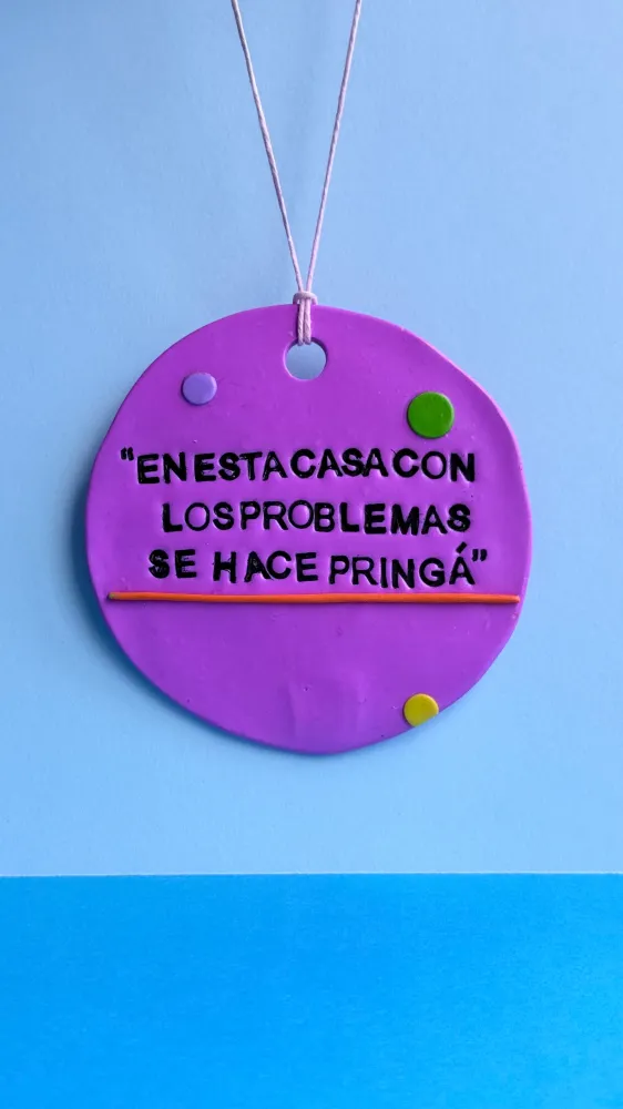 En esta casa con los problemas se hace pringá - Colgante decorativo Miauwis