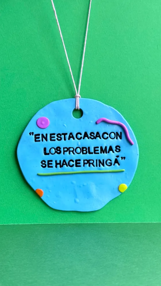 En esta casa con los problemas se hace pringá - Colgante decorativo Miauwis
