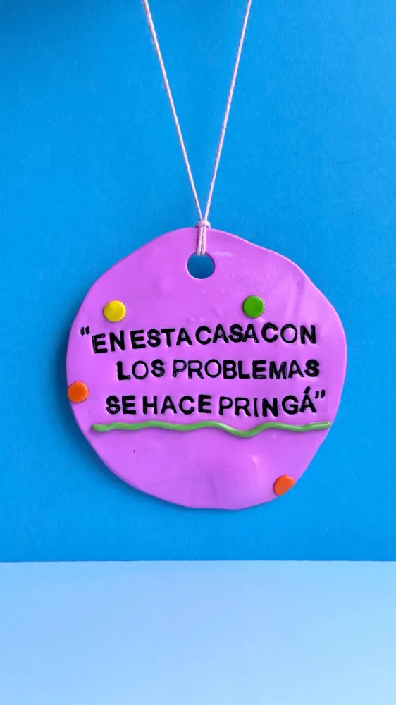 En esta casa con los problemas se hace pringá - Colgante decorativo Miauwis