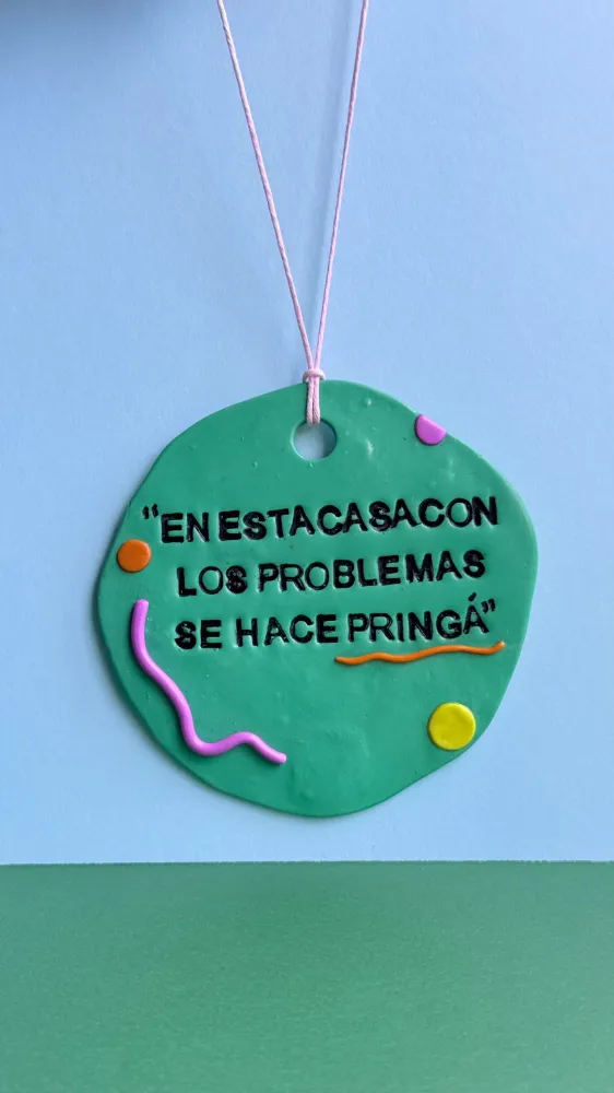 En esta casa con los problemas se hace pringá - Colgante decorativo Miauwis