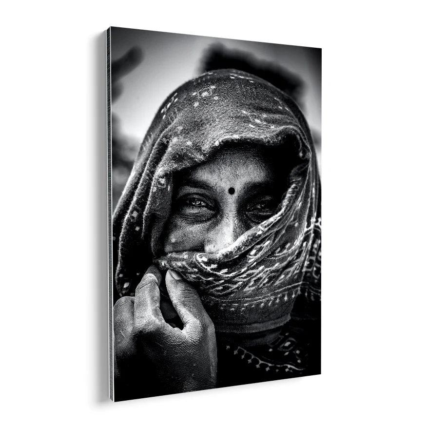Mujer Cubriéndose Poster