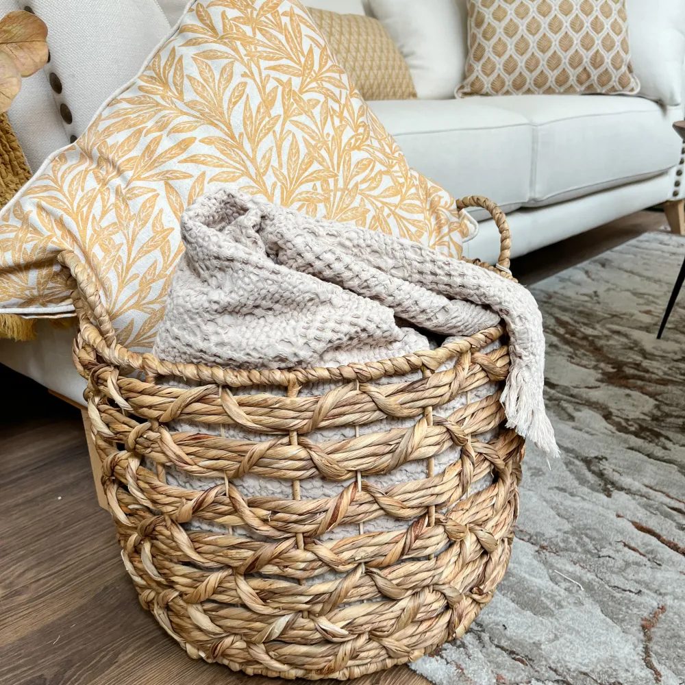 Cesta decorativa redonda de jacinto de agua G Petra Decora