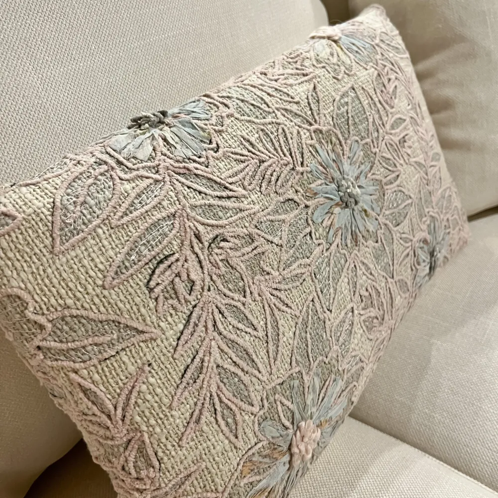 Cojin bordado flor azul 50 x 30 Petra Decora