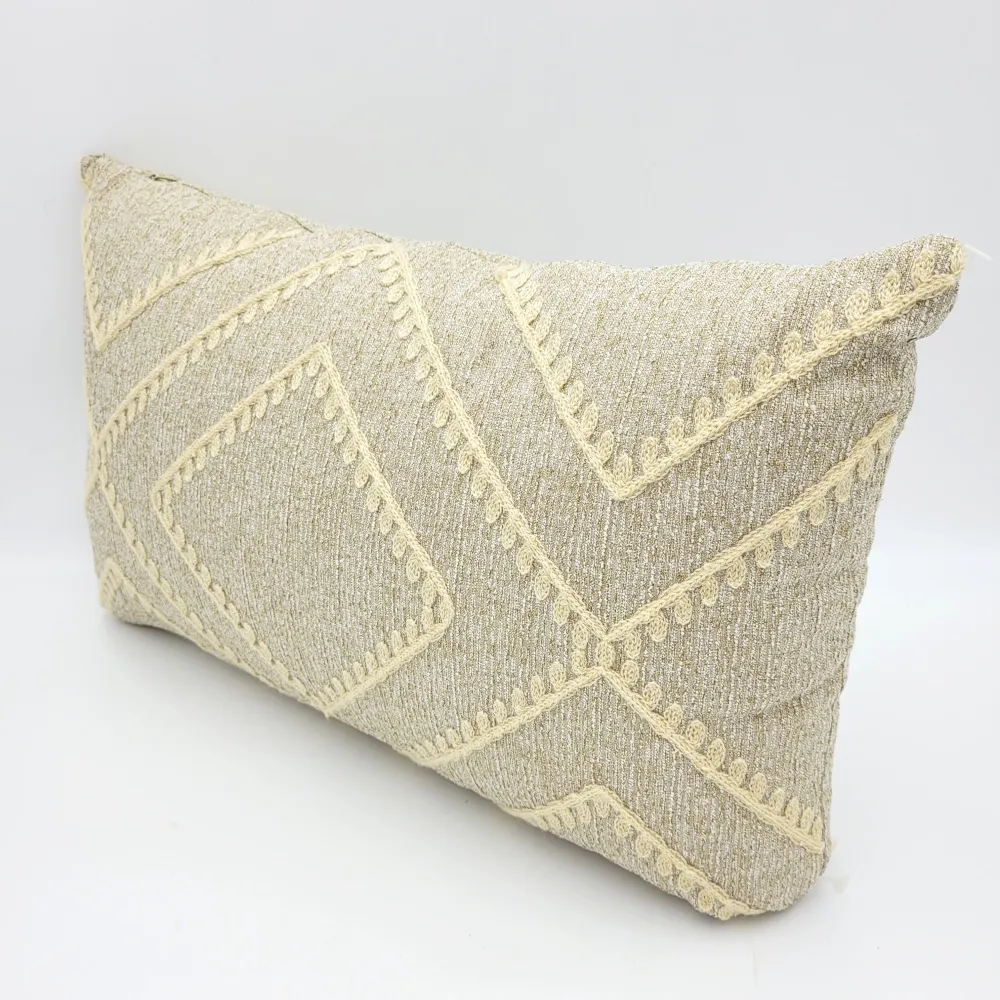 Cojín beige rombos bordado 30x50 cm Petra Decora
