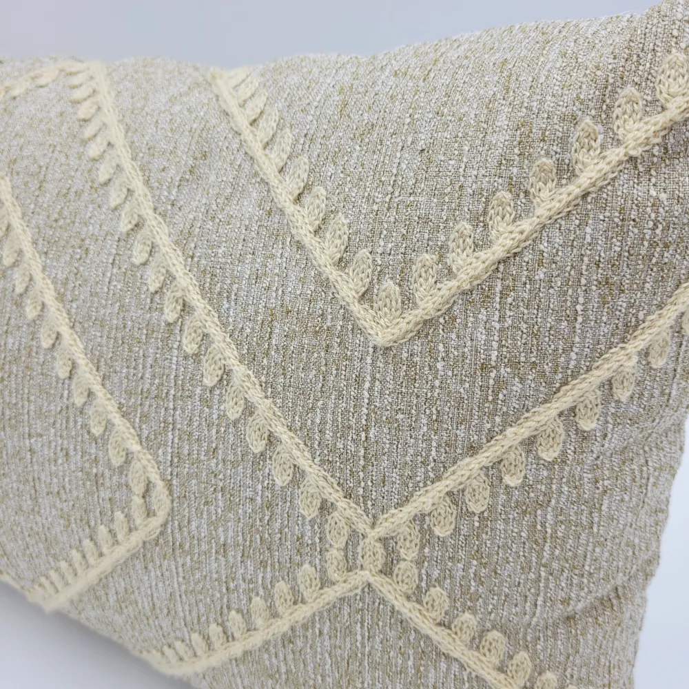 Cojín beige rombos bordado 30x50 cm Petra Decora