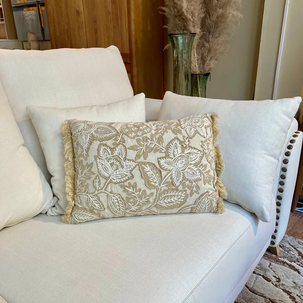 Cojín bordado beige 60x15x35 Petra Decora