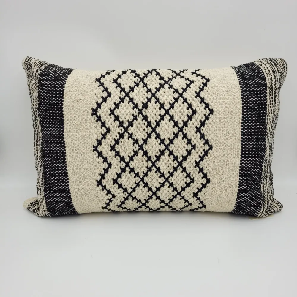 Cojín bordado beige y negro 60x40 cm Petra Decora