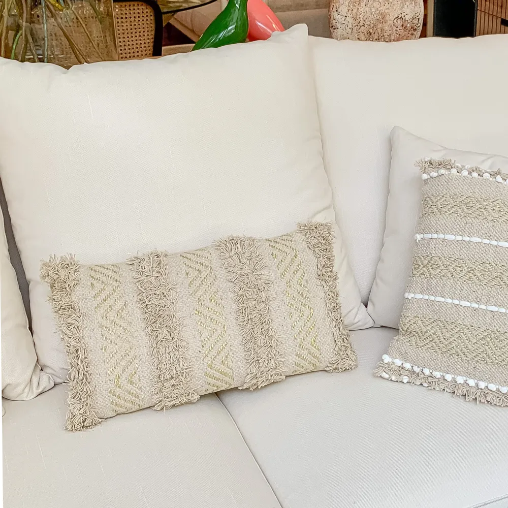 Cojín bordado hilos beige y dorado 30x50 Petra Decora