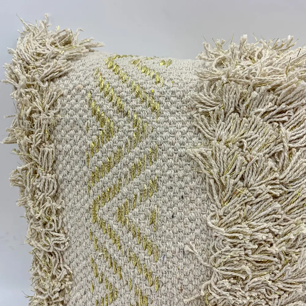 Cojín bordado hilos beige y dorado 30x50 Petra Decora