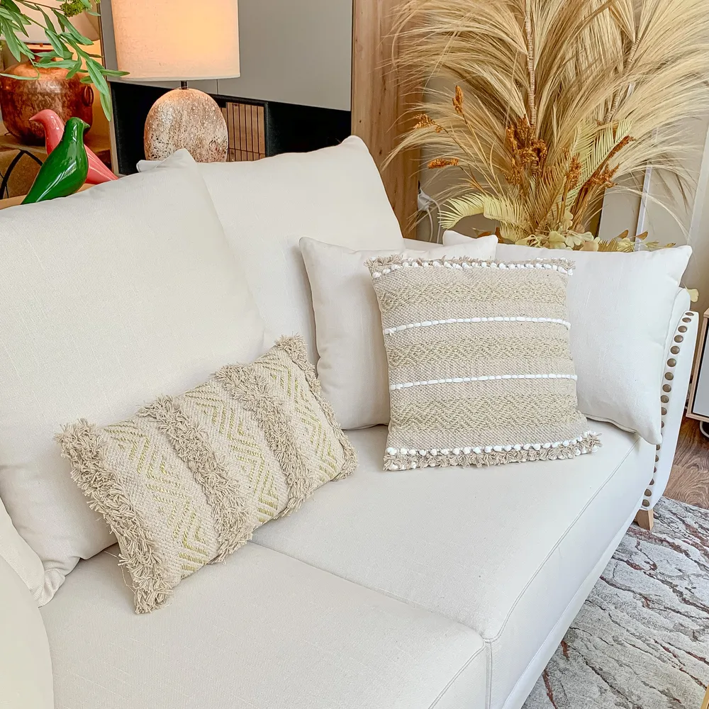 Cojín bordado hilos beige y dorado 30x50 Petra Decora