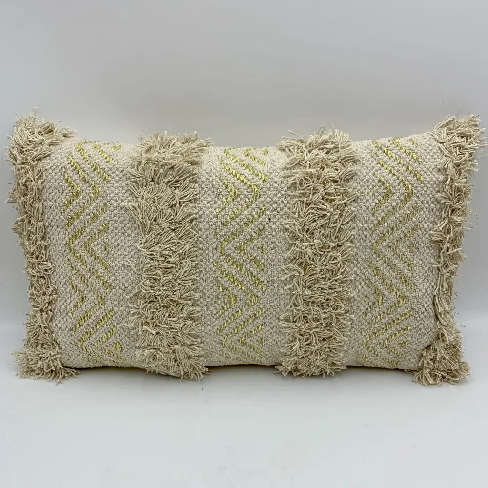 Cojín bordado hilos beige y dorado 30x50 Petra Decora