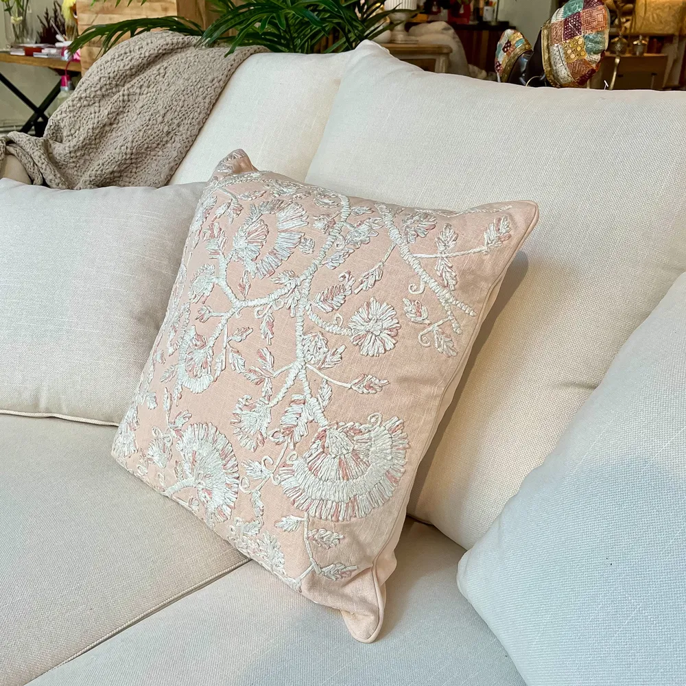 Cojín bordado rosa palo 50x15x50 Petra Decora