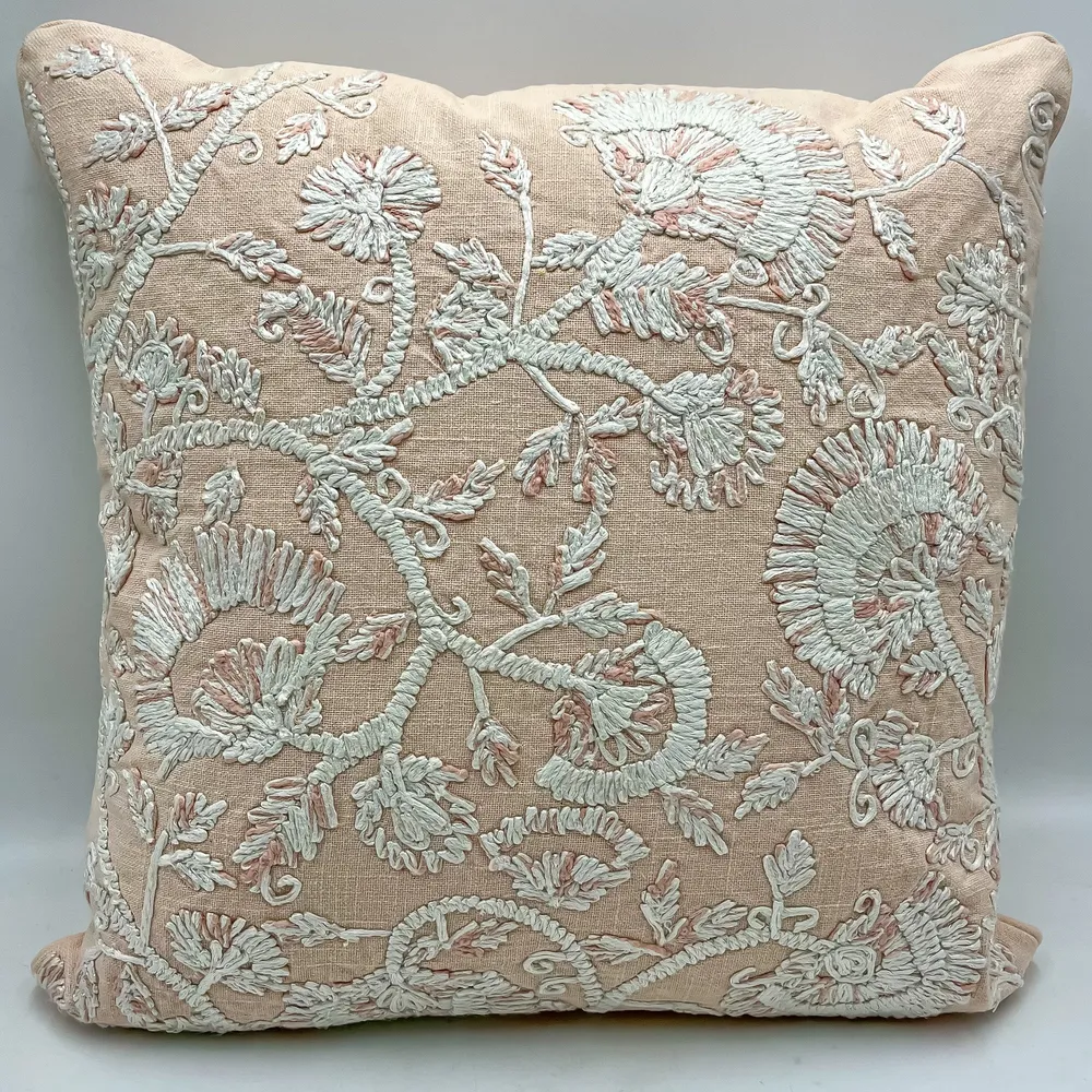 Cojín bordado rosa palo 50x15x50 Petra Decora