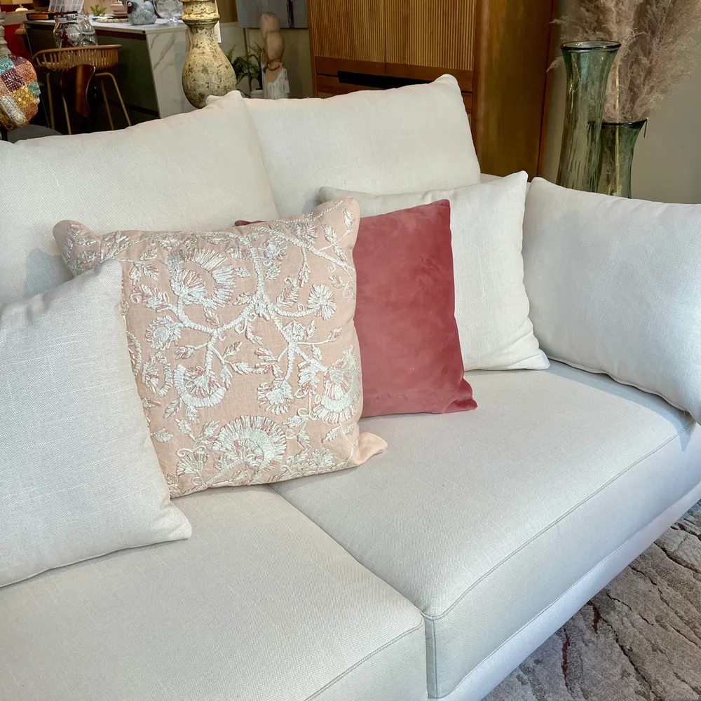 Cojín bordado rosa palo 50x15x50 Petra Decora