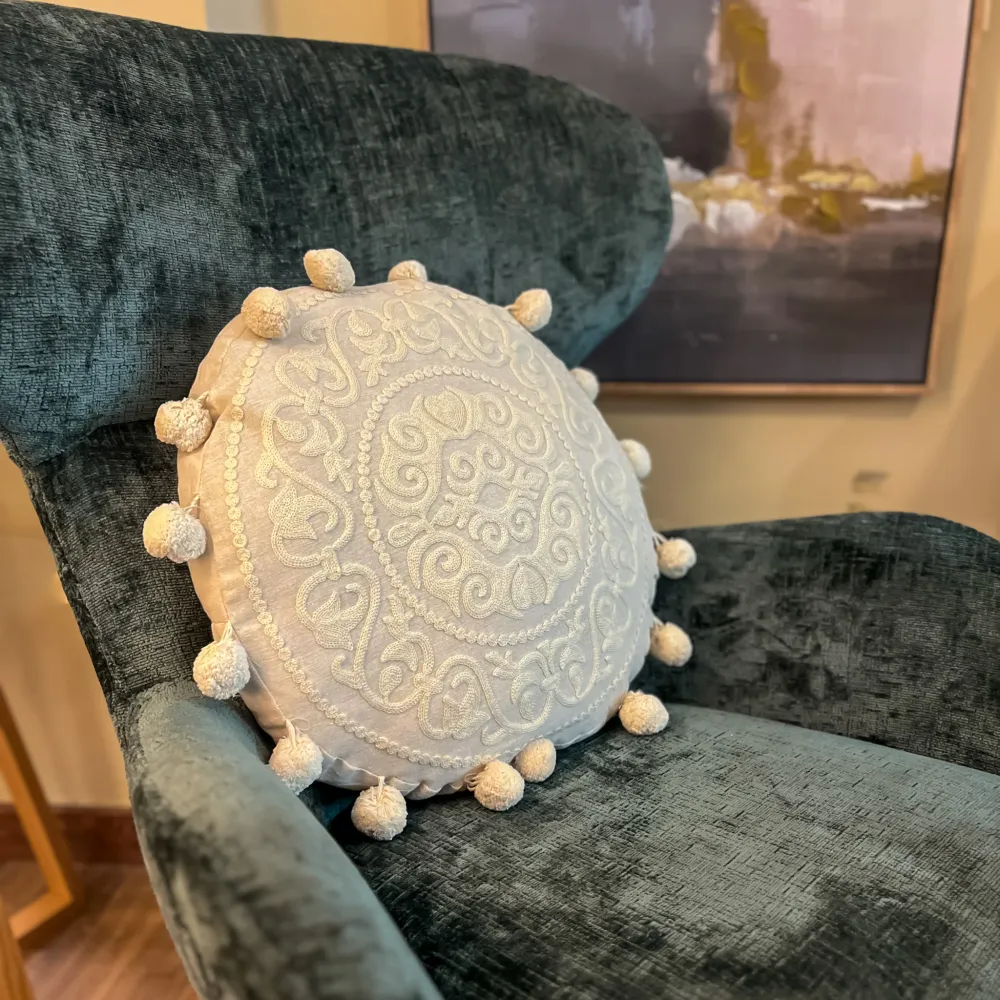 Cojín redondo bordado beige 45cm Petra Decora