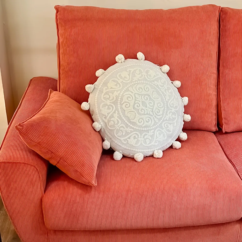 Cojín redondo bordado beige 45cm Petra Decora