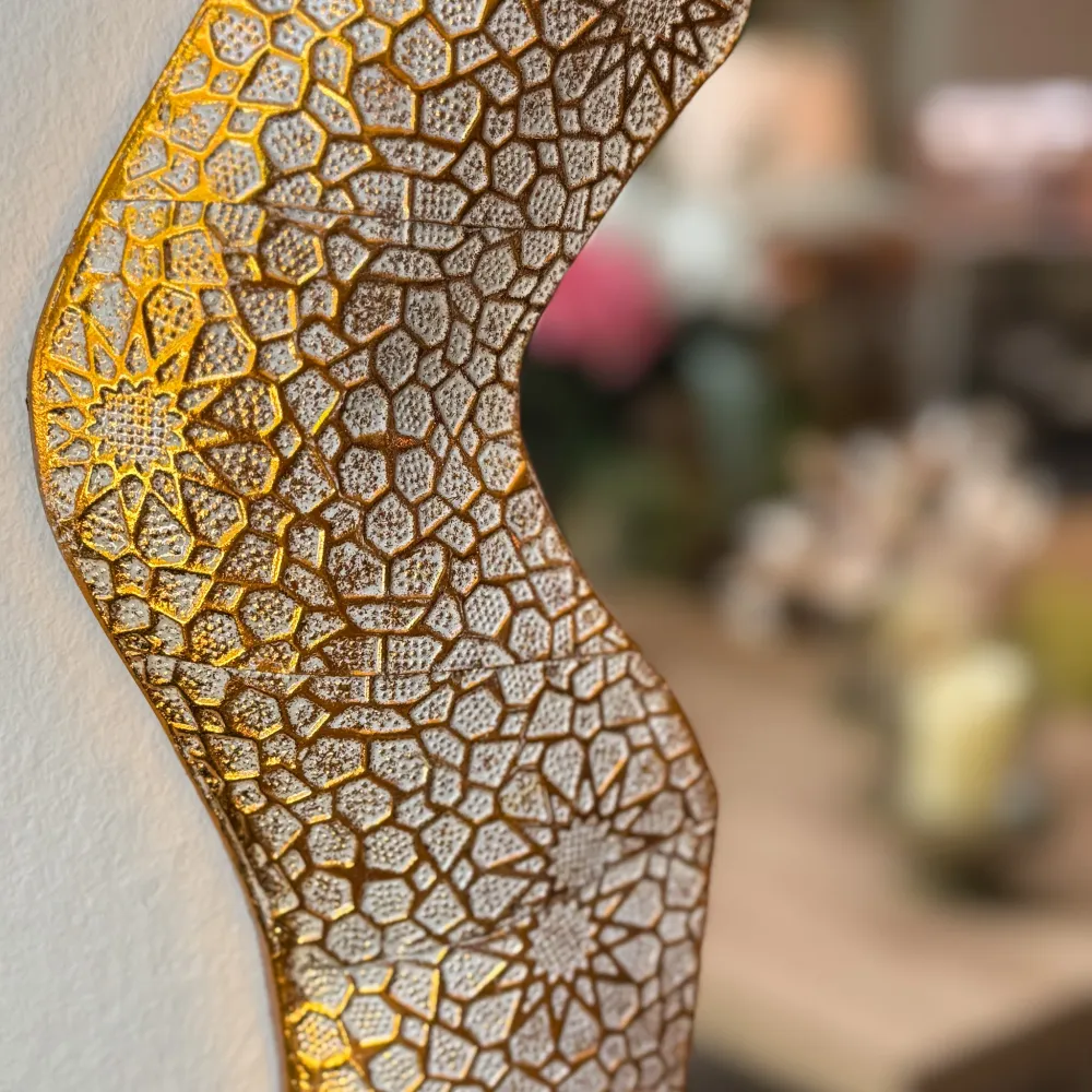 Espejo metal dorado irregular 81x3x81 cm Petra Decora