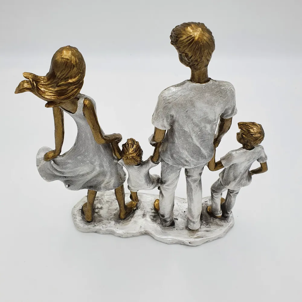 Figura familia paseo blanco Petra Decora