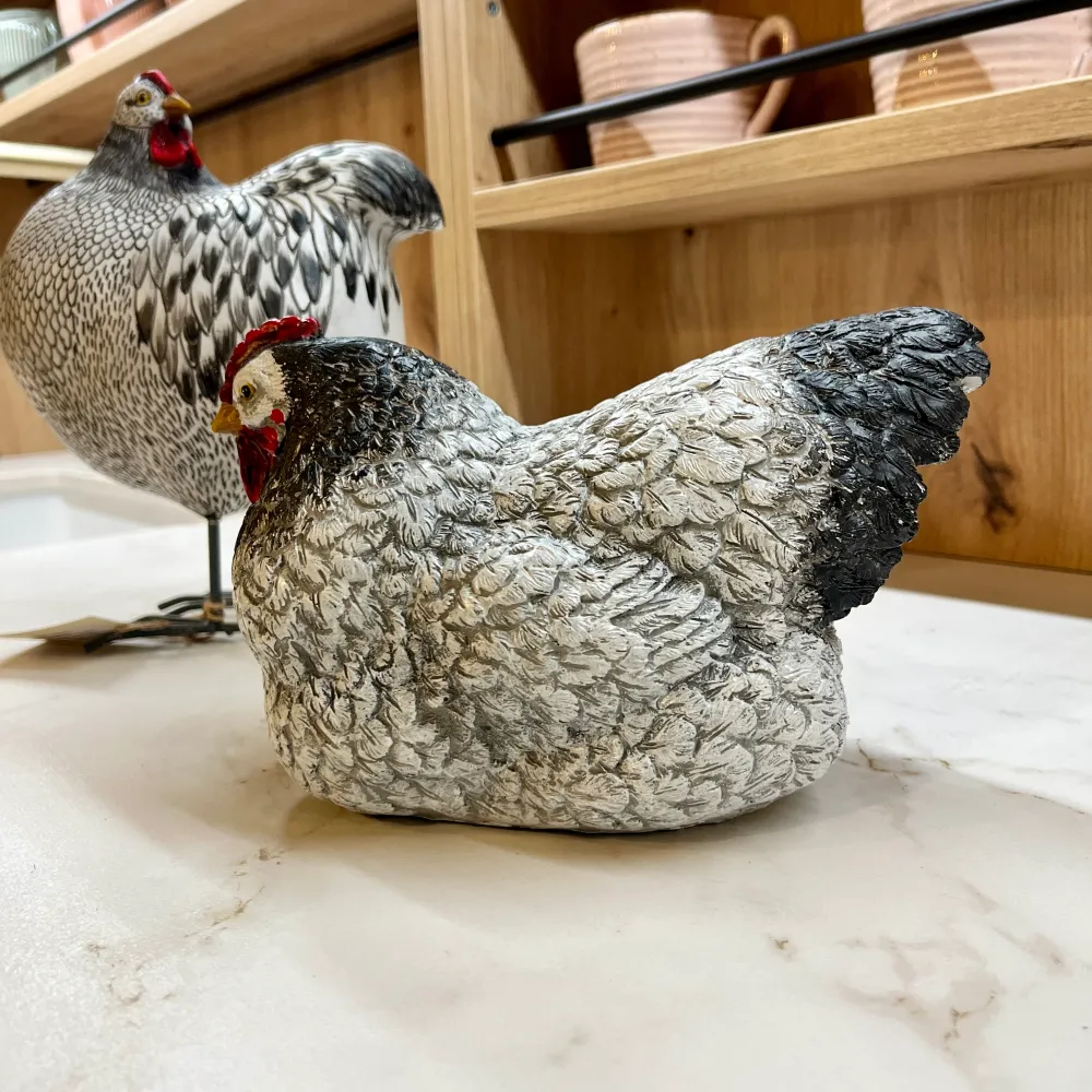 Figura gallina negra tumbada Petra Decora