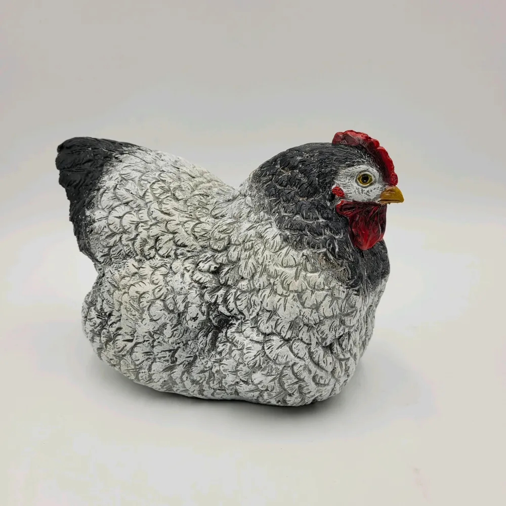 Figura gallina negra tumbada Petra Decora