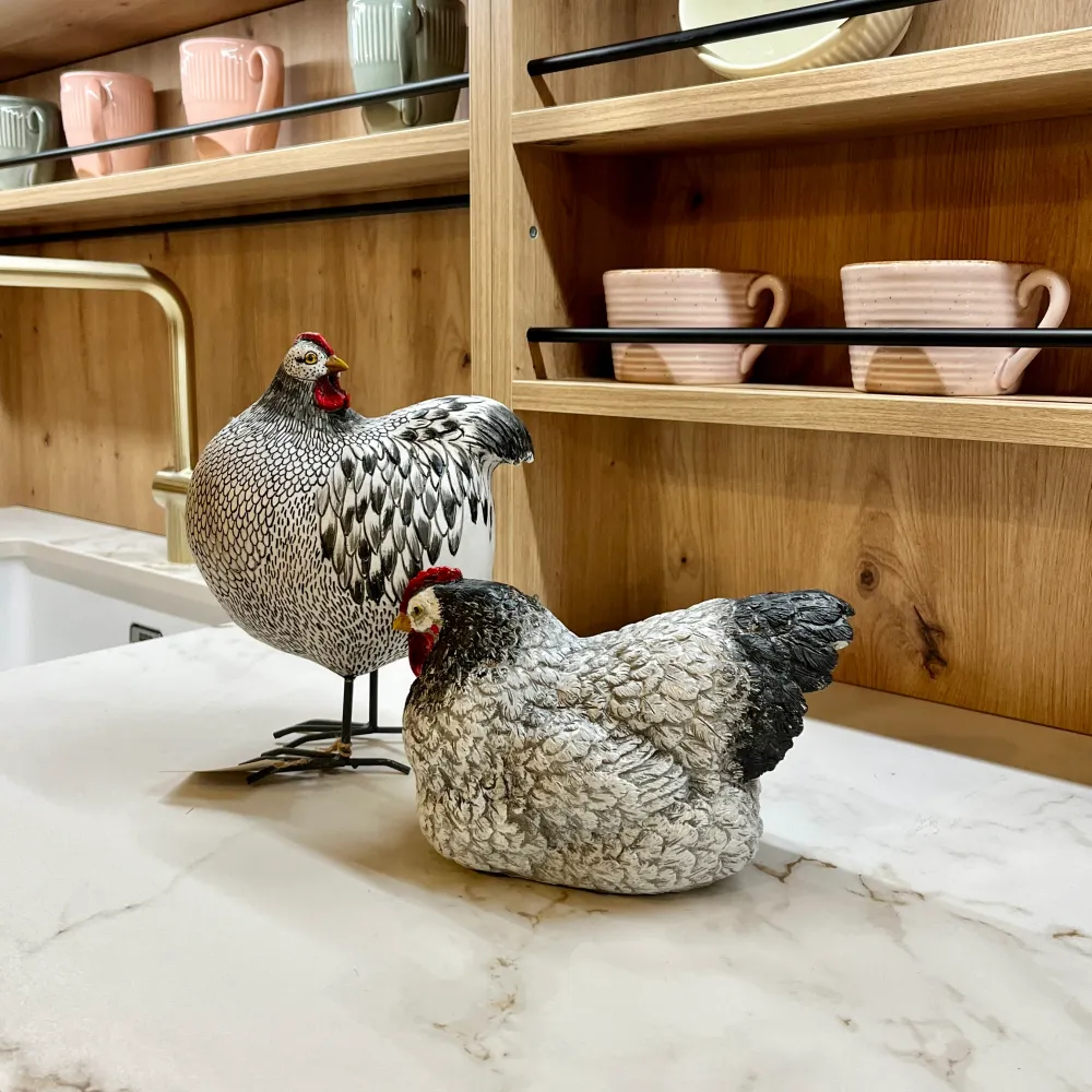 Figura gallina negra tumbada Petra Decora