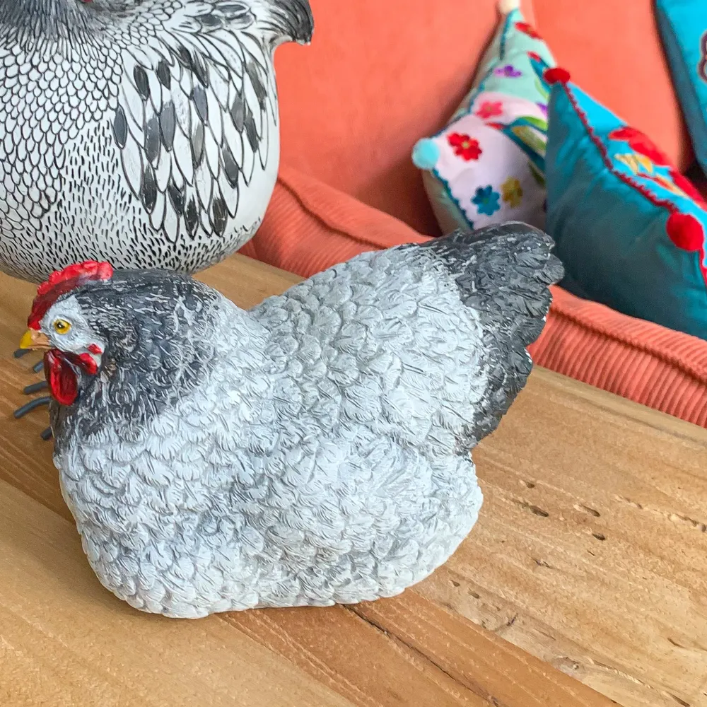 Figura gallina negra tumbada Petra Decora