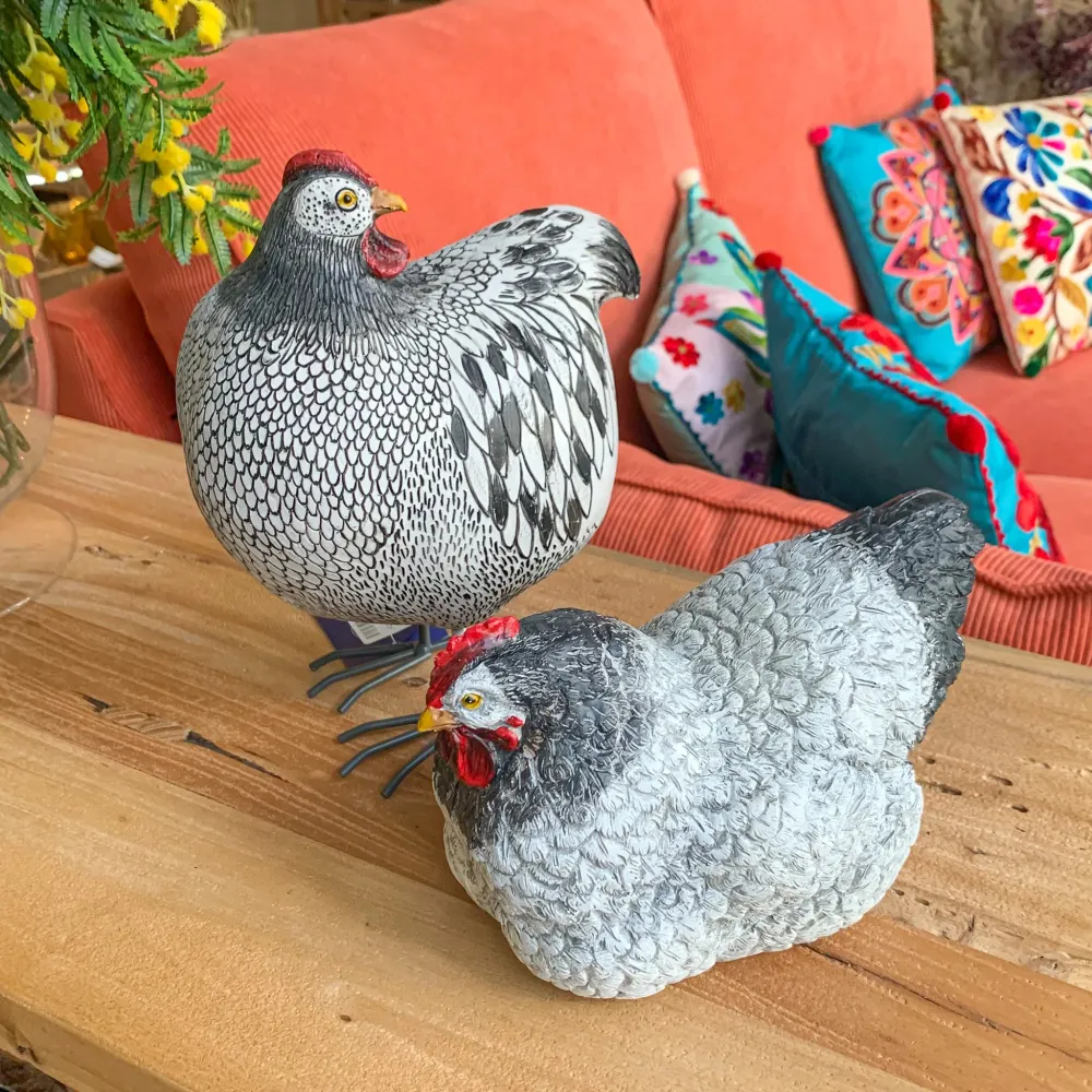 Figura gallina negra tumbada Petra Decora