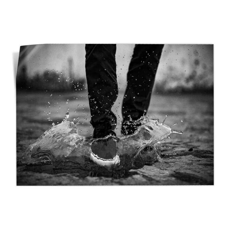 Pisando Agua Poster