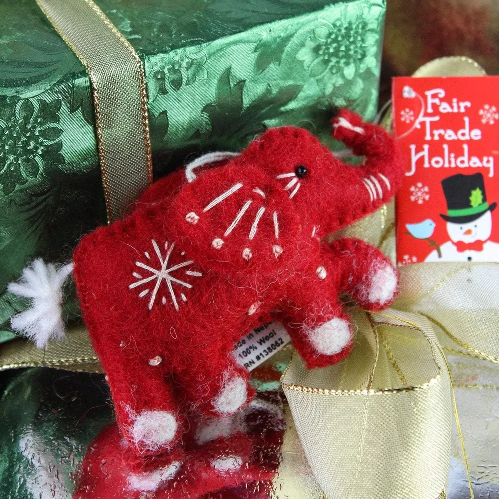 Adorno de elefante rojo de fieltro de lana Prajwol /NepaCrafts