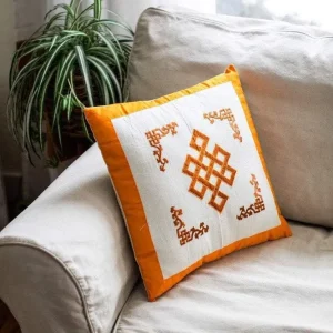 Almohada bordada mano con nudo eterno amarillo Prajwol /NepaCrafts