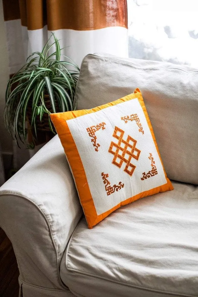 Almohada bordada mano con nudo eterno amarillo Prajwol /NepaCrafts