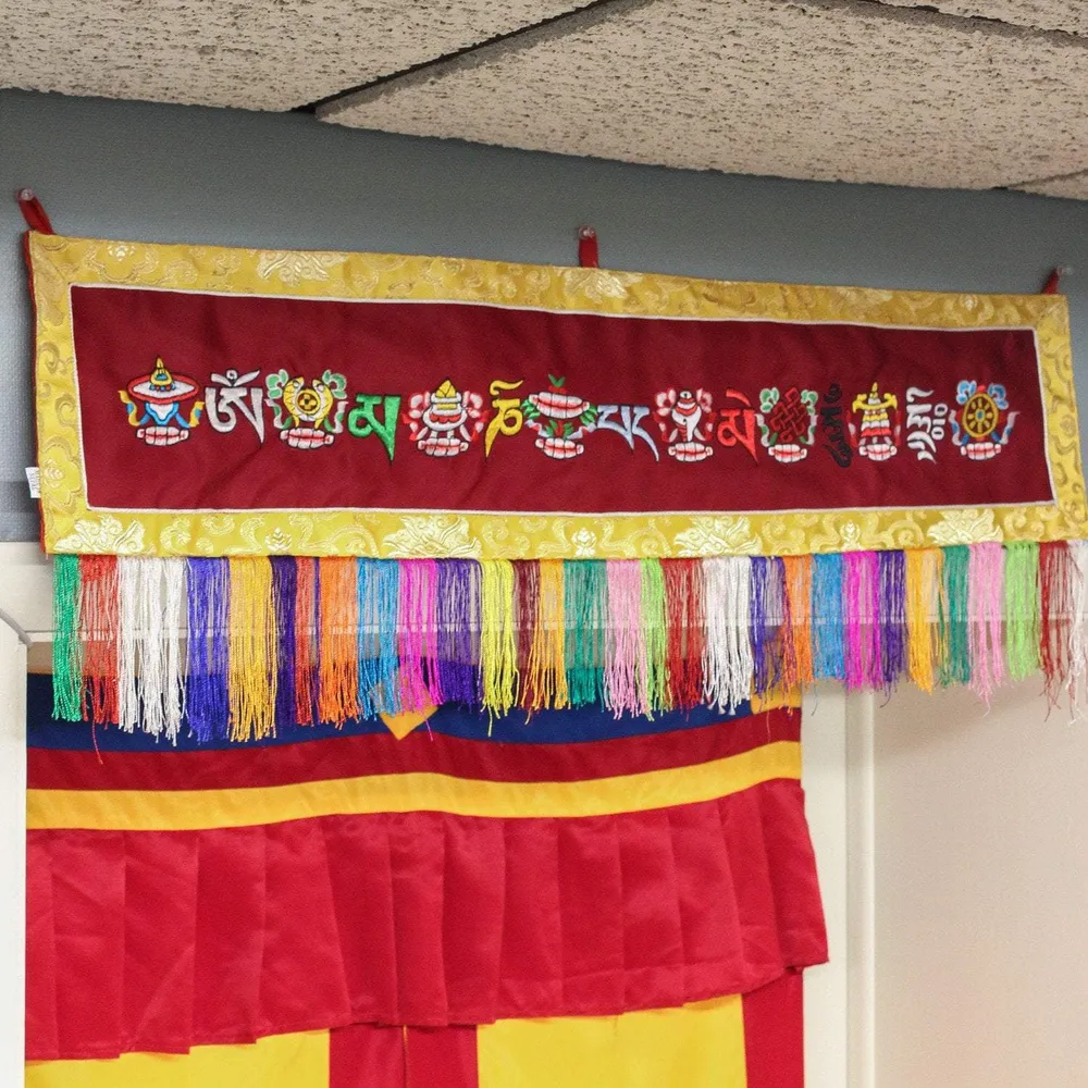 Banner horizontal de símbolos propicios de Om Mani Prajwol /NepaCrafts