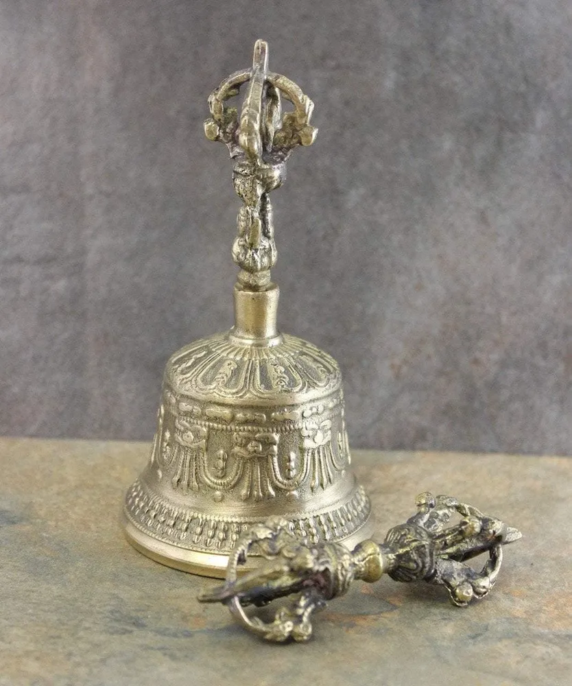 Campana pequeñ y Dorje Prajwol /NepaCrafts