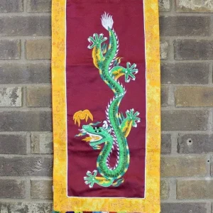 Colgante de pared con bordado de dragón granate Prajwol /NepaCrafts