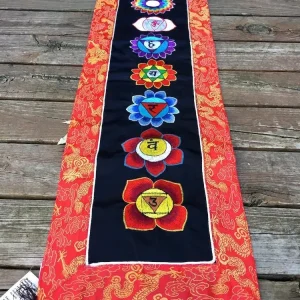 Estandarte bordado de los siete chakras colgando Prajwol /NepaCrafts