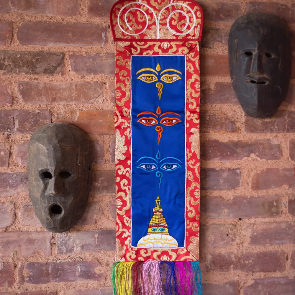 Los ojos de la sabidurí de Buda colgando de la pared Prajwol /NepaCrafts
