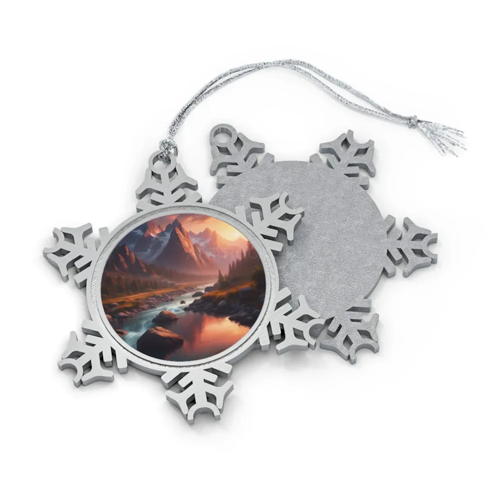 Adorno de copo de nieve de peltre con un río que fluye través de montañas cubiertas de nieve Printify