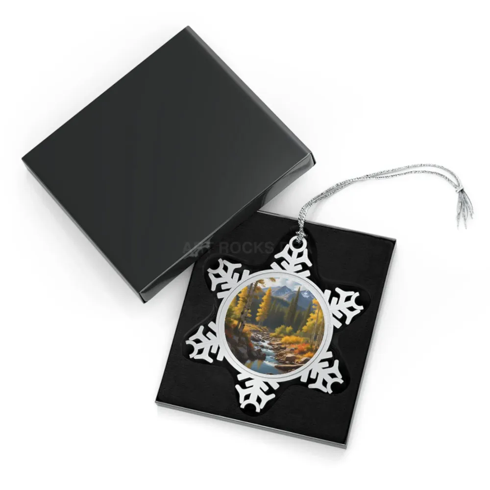 Adorno de copo de nieve de peltre — Decoración navideñ de invierno con un río pintoresco Printify