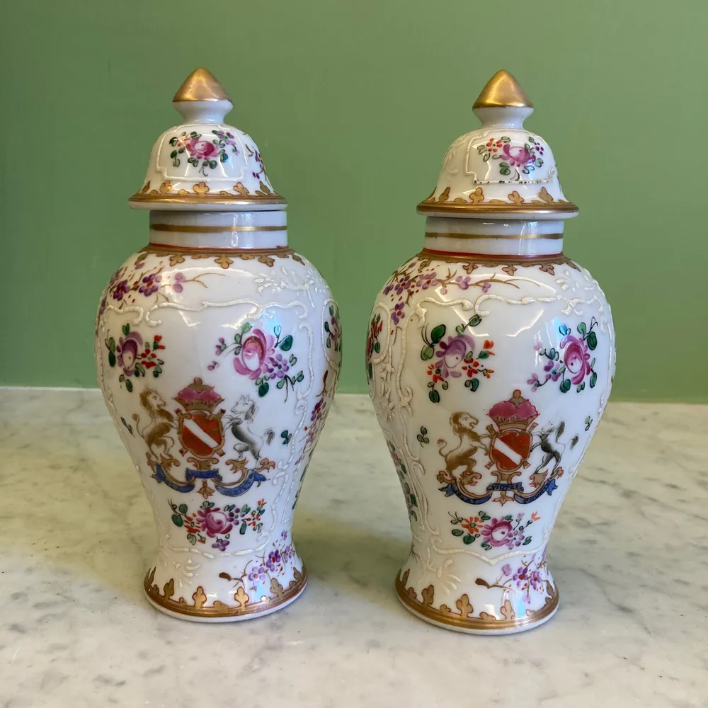 Samson par de jarrones con tapa de porcelana policromada decorados con escudos