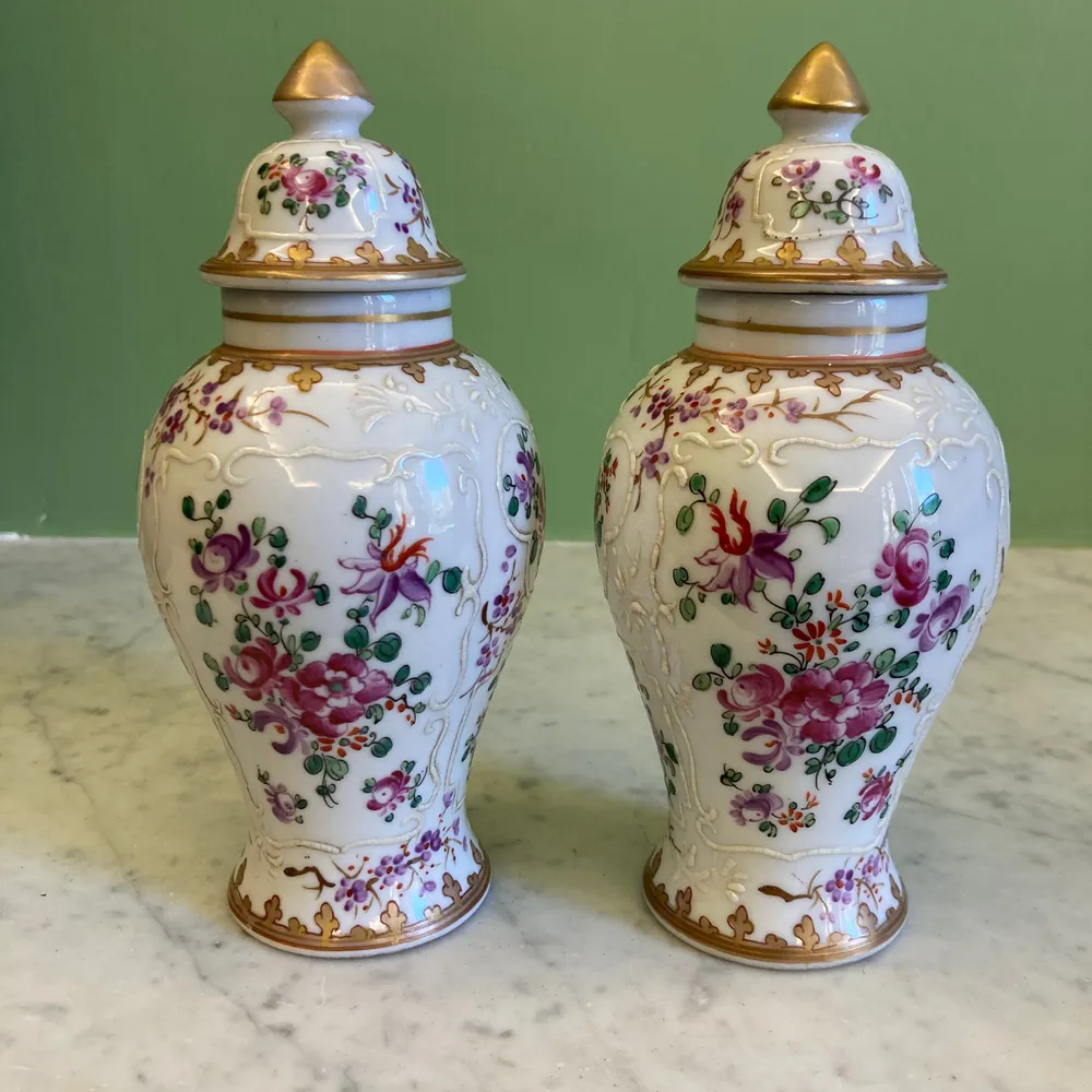 Samson par de jarrones con tapa de porcelana policromada decorados con escudos