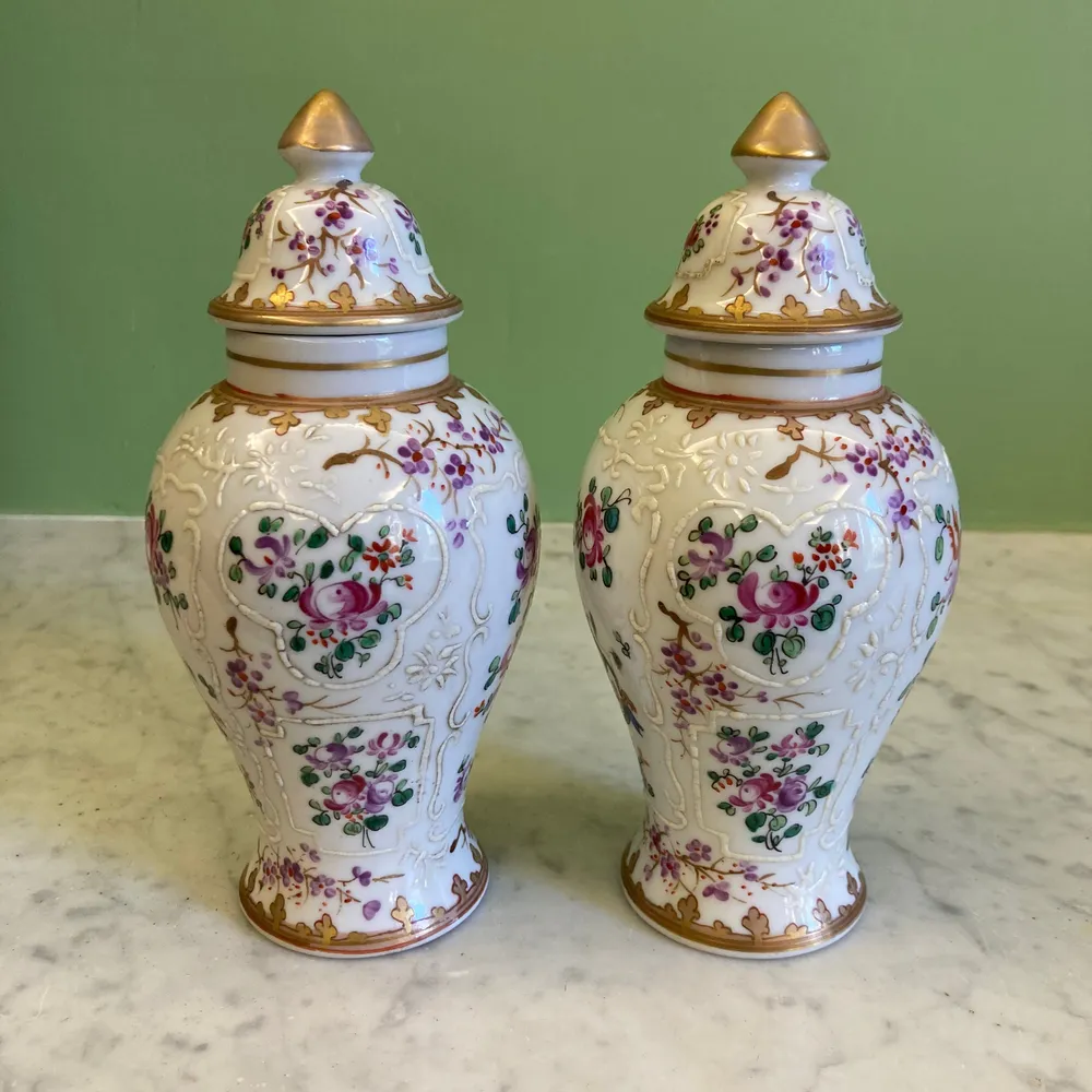 Samson par de jarrones con tapa de porcelana policromada decorados con escudos