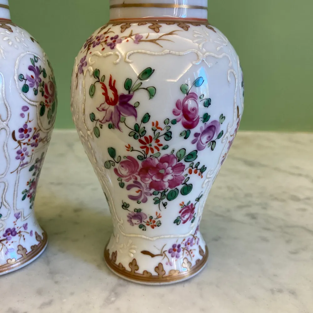 Samson par de jarrones con tapa de porcelana policromada decorados con escudos