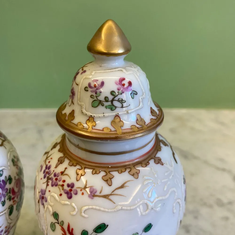 Samson par de jarrones con tapa de porcelana policromada decorados con escudos